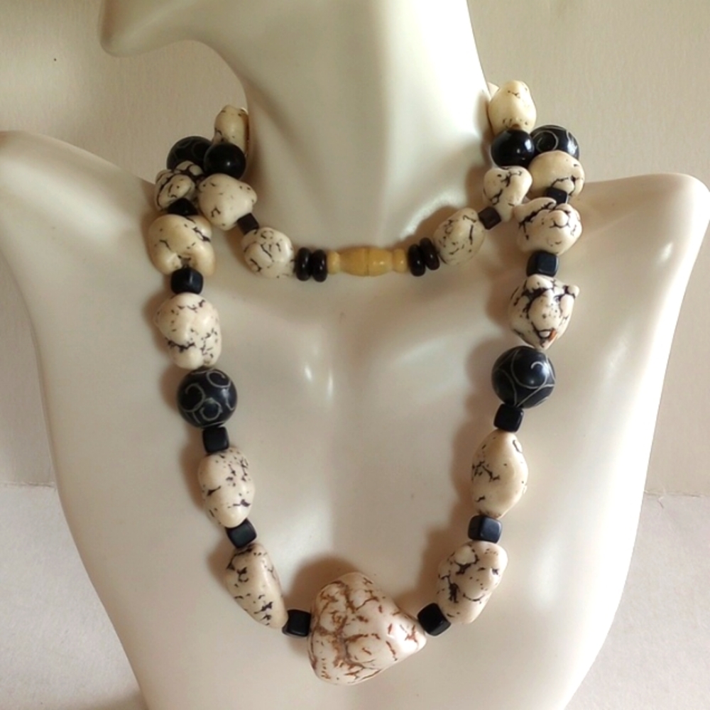 VINTAGE WHITE TURQUOISE CARVED BLACK AGATE NECKLACE GRADUATED 22" LONG